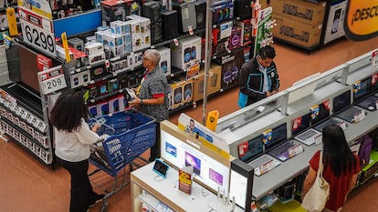 Clientes visitan una sucursal de Walmart durante el Buen Fin, en Ciudad de México, en noviembre de 2023.