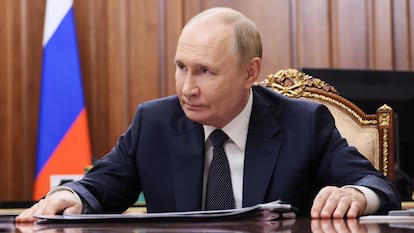 Vladímir Putin, presidente de Rusia, durante una reunión con el gobernador prorruso de la región ucrania ocupada por Moscú de Donetsk, Denish Pushilin, este lunes en el Kremlin. 