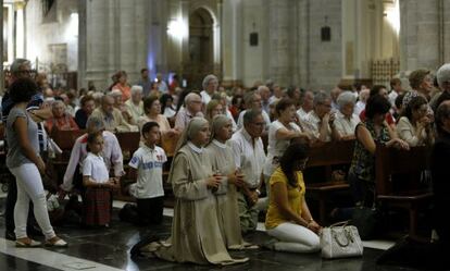 Centenares de fieles han acudido a la catedral de Valencia para la vigilia.