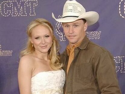 La cantante <i>country</i> Jewel, de 34 años, y su novio, el campeón de rodeos Ty Murray, de 38, han contraído matrimonio en secreto este jueves en las islas Bahamas, en una ceremonia privada. Mientras ella vistió un traje de novia tradicional, su novio llevó sus vaqueros favoritos y un sombrero <i>cowboy</i>. La pareja lleva diez años de relación y vive en un rancho de 900 hectáreas en Stephenville, Texas. Ambos ya habían comentado en el pasado la posibilidad de casarse, aunque sin fijar nunca la fecha específica. "Lo habríamos hecho ya si tuviéramos hijos", comentó Jewel hace unos meses.