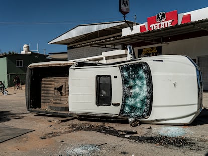 Un auto con impactos de bala en la sindicatura de Jesús María en Culiacán, dos días después del enfrentamiento por la detención de Ovidio Guzmán.