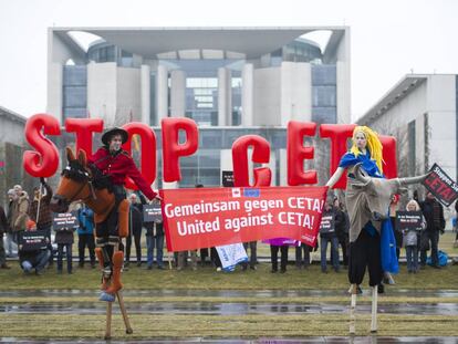 Activistas protestan contra el CETA.