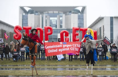 Activistas protestan contra el CETA.