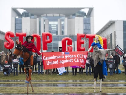 Activistas protestan contra el CETA.