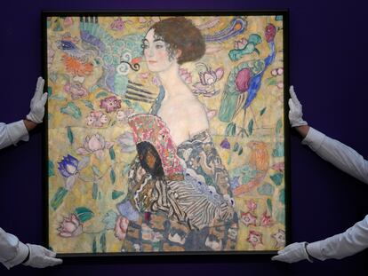 'Dame mit Faecher' (La dama con un abanico) de Gustav Klimt se exhibe en las salas de subastas de Sotheby's en Londres, el martes 20 de junio de 2023.