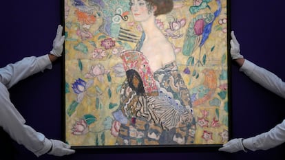 'Dame mit Faecher' (La dama con un abanico) de Gustav Klimt se exhibe en las salas de subastas de Sotheby's en Londres, el martes 20 de junio de 2023.