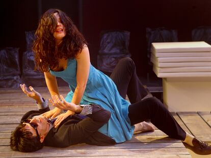 Bárbara Lennie e Israel Elejalde, en una escena de <i>Veraneantes,</i> montaje de Miguel del Arco sobre el texto de Gorki, que se representa en el teatro de La Abadía, de Madrid.