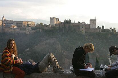 La Alhambra, vista desde el mirador de San Nicolás, una de las panorámicas más afamadas del Albaicín.
Interior de una tetería en la calle Calderería Nueva, en el barrio del Albaicín, en Granada.