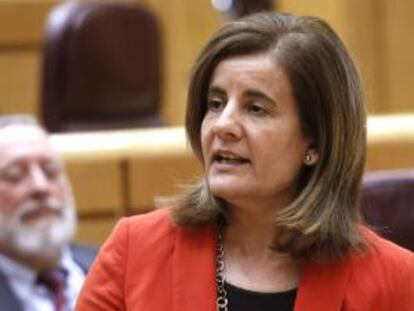 La ministra de Empleo, Fátima Báñez, interviene durante la sesión de control en el Senado, en Madrid. EFE/Archivo