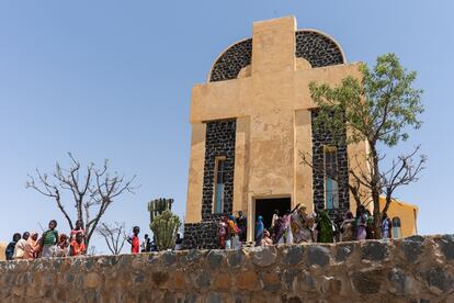 Iglesia en Ebaro. La mayoría de los kunama son hoy cristianos (católicos o protestantes) o musulmanes. Muchos se convirtieron al cristianismo y al islam a finales del siglo XIX y principios del XX. Solo unas pocas personas practican su religión tradicional. Por otra parte, su sociedad es democrática. Los ancianos toman las decisiones más importantes.