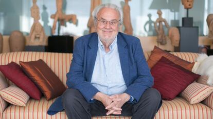 Manuel Gutiérrez Aragón, director de cine, fotografiado en su casa de Madrid en 2023.