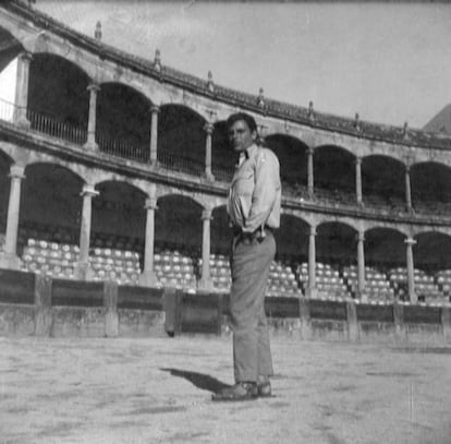 Marsé en la plaza de toros de Ronda, en 1962.