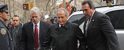 Bernard Madoff, a su llegada a un juzgado de Nueva York en marzo de 2009. / AP