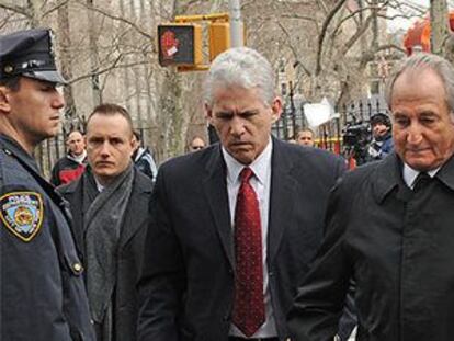 Bernard Madoff, a la seva arribada a un jutjat de Nova York el març del 2009. / AP