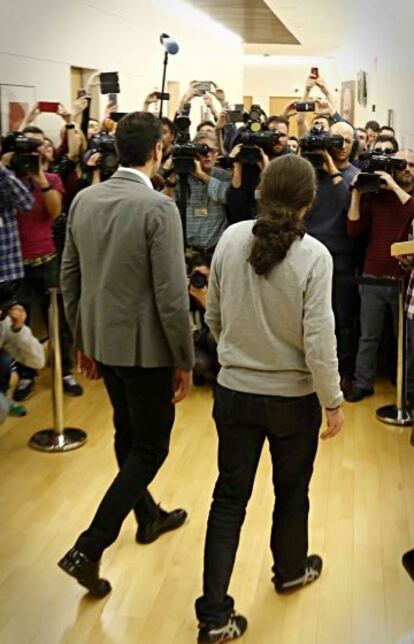 Pablo Iglesias y Pedro Sánchez, ayer en el Congreso de los Diputados.