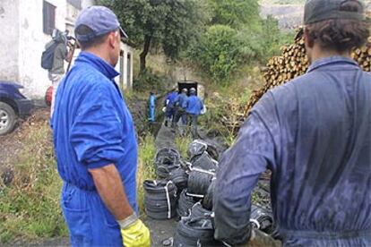 Efectivos de la Brigada de Salvamento del Bierzo Alto (León), durante las labores de rescate.