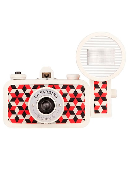 Cámara lomográfica 'La Sardina' con estampado geométrico. Es de Lomography (99 euros).