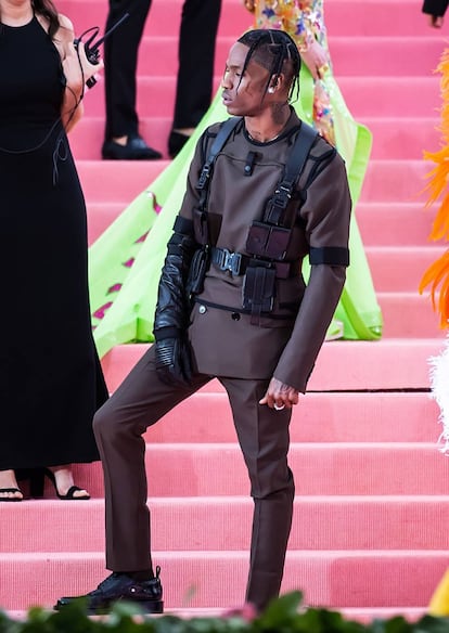 El rapero Travis Scott, vestido de Dior Men en la alfombra roja de la Gala del Met de 2019.