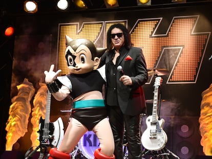 Gene Simmons, de KISS, posa en 2016 en Tokio junto a su mejor invento: el 'merchandising' rockero.