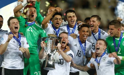 Los jugadores de la sub-21 de Alemania celebran el t&iacute;tulo.