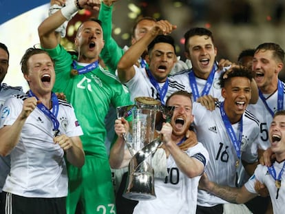 Los jugadores de la sub-21 de Alemania celebran el t&iacute;tulo.