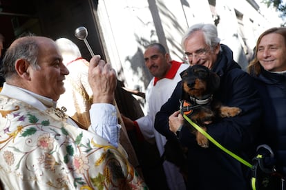 Una mascota es bendecida a las puertas de la Iglesia de San Antón el día de San Antonio Abad, patrón de los animales, en 2023,