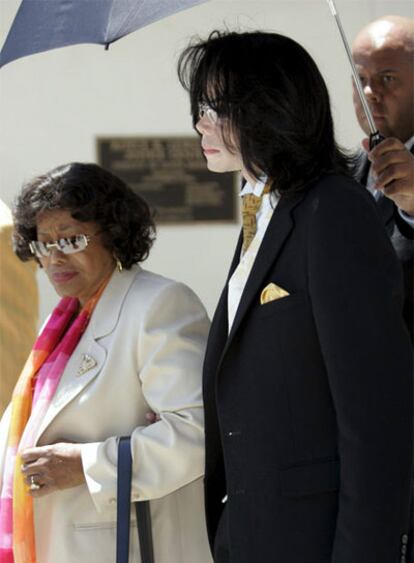 Katherine Jackson y su hijo Michael, a la salida de los juzgados en 2005.