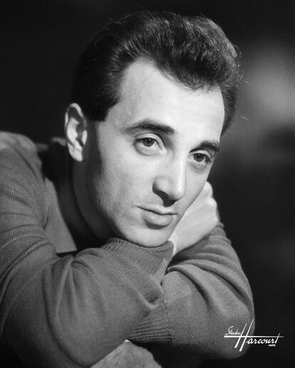 Aznavour todavía no ha dado ese gran salto que lo convertirá en uno de los grandes intérpretes de la escena musical a uno y otro lado del Atlántico mientras tanto su mirada parece soñar con ese éxito que se le resiste y que le espera a la vuelta de la esquina.