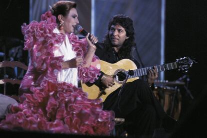 El guitarrista Tomatito y Rocío Jurado durante el homenaje a Juanito Valderrama, en 1994. La cantante logró proyección internacional más allá de España, principalmente en Latinoamérica y en 1985 llegó a cantar en la Casa Blanca para el entonces presidente de los Estados Unidos, Ronald Reagan.