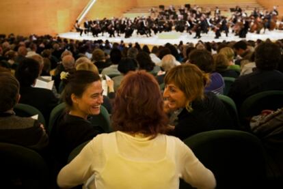 Miembros del Centre D'Higiene Mental Les Corts de Barcelona asisten al concierto 'La Heroica de Beethoven'.