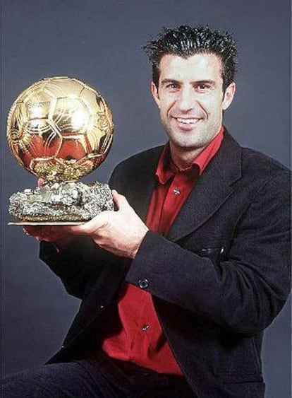 Luis Figo recibe el Balón de Oro en el año 2000