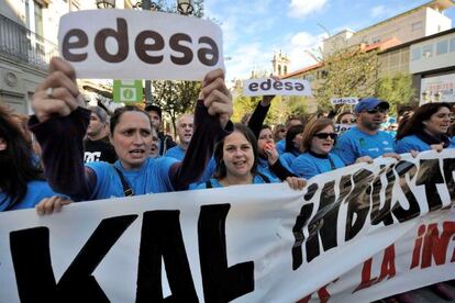 Un momento de la concentración de los trabajadores de Edesa frente al Parlamento.