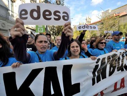 Un momento de la concentración de los trabajadores de Edesa frente al Parlamento.