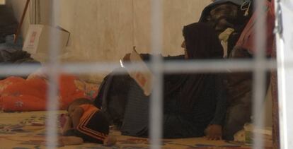 Una mujer y un niño, en el interior de un campo a las afueras de Mosul en el que las fuerzas de seguridad mantienen familias vinculadas al ISIS.