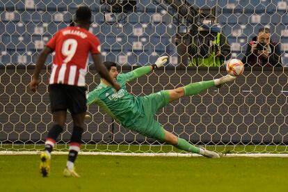 Thibaut Courtois para el penalti a Raúl García con el pie izquierdo.