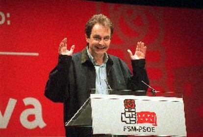 Rodríguez Zapatero, durante la convención municipal socialista celebrada ayer en Parla (Madrid).