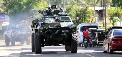 Un blindado del ejército filipino se dirige desde Pantar hacia Marawi.