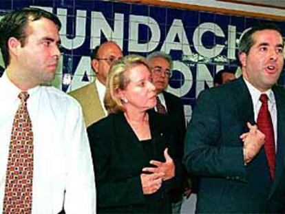 Jorge Mas Santos (derecha) junto a su madre, Inma, y su hermano José, en una conferencia de prensa en Miami.