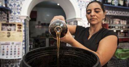 La propietaria del bar La Parada (Puerto Real) recicla el aceite usado.