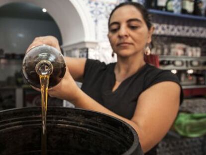 La propietaria del bar La Parada (Puerto Real) recicla el aceite usado.