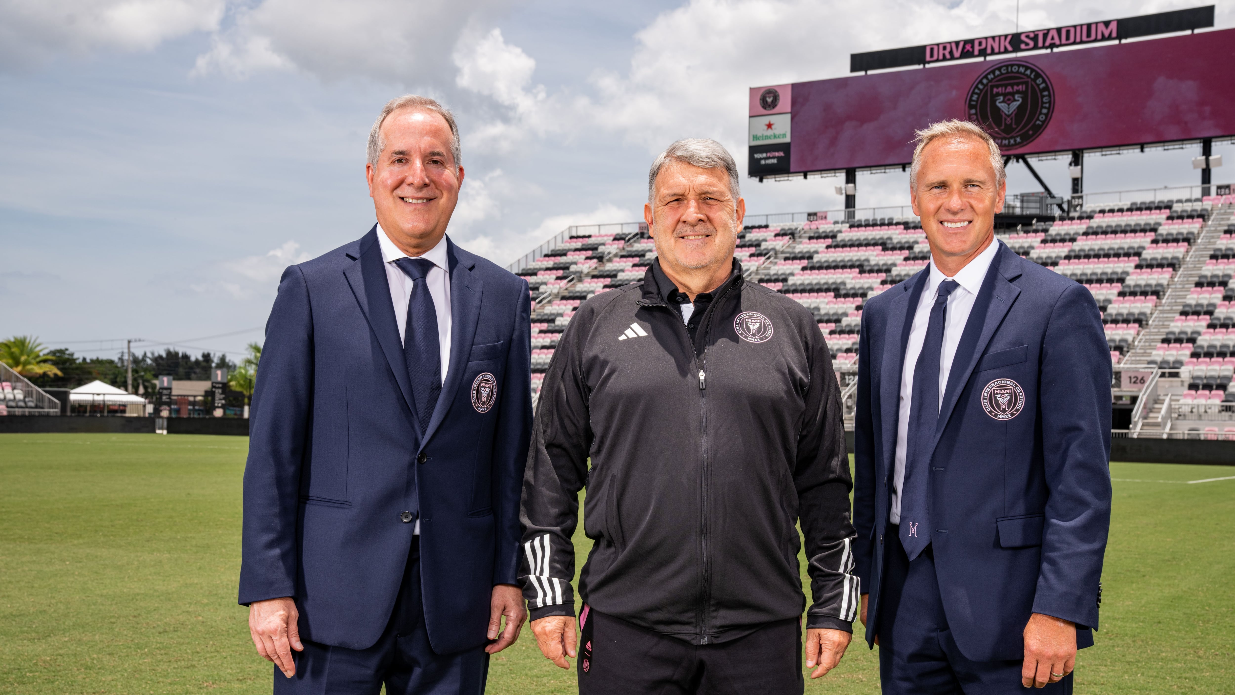 Fotografía cedida por el Inter Miami CF, que muestra a su nuevo entrenador, el argentino Gerardo 'Tata' Martino con Jorge Mas (izquierda) y el director deportivo, Chris Henderson.