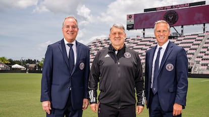 El nuevo entrenador del Inter Miami CF, el argentino Gerardo 'Tata' Martino con Jorge Mas y el director deportivo, Chris Henderson