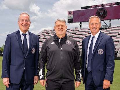 El nuevo entrenador del Inter Miami CF, el argentino Gerardo 'Tata' Martino con Jorge Mas y el director deportivo, Chris Henderson