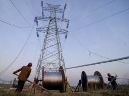 Trabajadores colocan una torre de electricidad de alto voltaje. EFE/Archivo