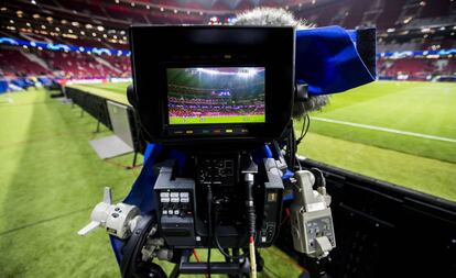 Una cámara de televisión en el Estadio Wanda Metropolitano en un partido de la Liga de Campeones.