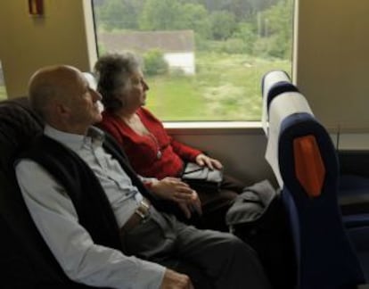 Dos usuarios del tren regional entre Vigo y Ourense.