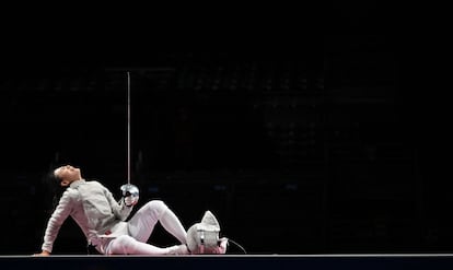 La surcoreana Kim Jiyeon de Corea celebra la medalla de bronce de sable frente a la italiana Rossella Gregorio.