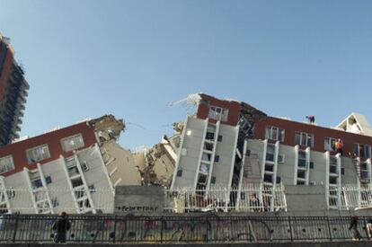 Trabajos de rescate en un complejo de apartamentos de la ciudad de Concepción, destrozado por el reciente terremoto de Chile.