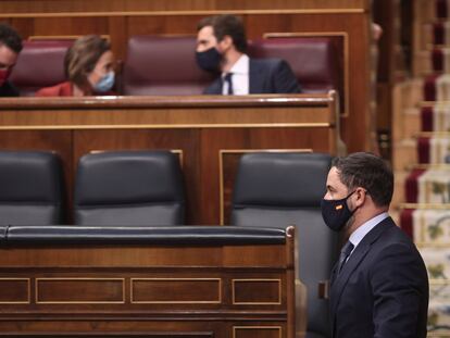 Santiago Abascal pasa por delate de los escaños del PP (de izquierda a derecha, el secretario general Teodoro García, la portavoz Cuca Gamarra y el presidente Pablo Casado) durante el debate de la moción de censura.