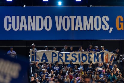 Asistentes un mitin de campaña de la candidata demócrata a la presidencia, Kamala Harris en la Expo en el World Market Center sostienen un cartel que dice "La Presidenta",  en Las Vegas. El 29 de septiembre de 2024.